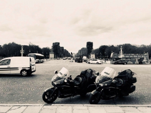 motos_men_on_motorbike_honda_goldwing.jpg