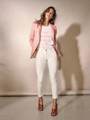 cd09e-131900-Isee-Flock-Tee_-132540-Mary-Coral-Blazer_-132450-Bradford-Worked-Jeans_768x.jpg